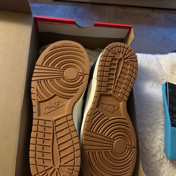 $135 Women’s Nike Dunks Low Snakeskin Green Size W 8 / M 6.5 - Picture 7 of 9